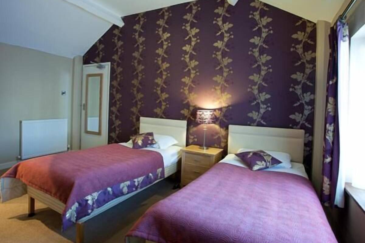 Superior Twin Room | Iron/ironing board, WiFi (free)