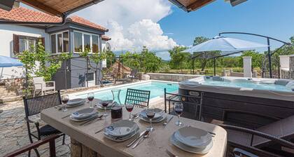 Awesome home in Danilo