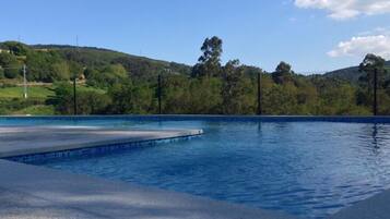 Una piscina al aire libre de temporada