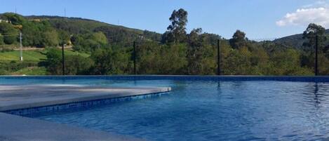 Een seizoensgebonden buitenzwembad