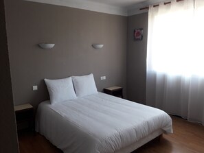 Double Room | Individually decorated, individually furnished, blackout curtains - Chez Nous (Fitou)