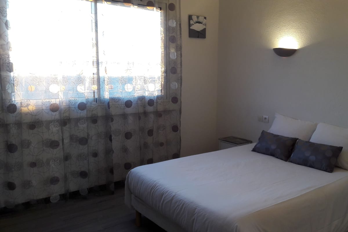 Cortinas blackout, wifi gratis y decoración personalizada