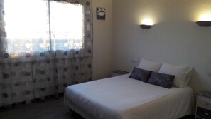 بديكورات فريدة لكل غرفة وطراز فريد لكل وحدة وستائر تعتيم وواي فاي مجانًا