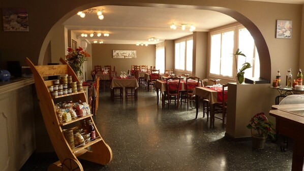 S'hi serveixen esmorzars, dinars, sopars i plats de cuina francesa