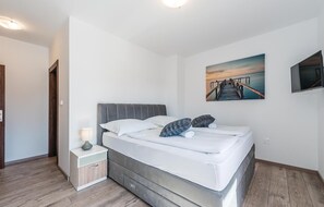 4 bedrooms, in-room safe, travel cot, free WiFi