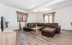 Smart TV, foosball, table tennis, stereo