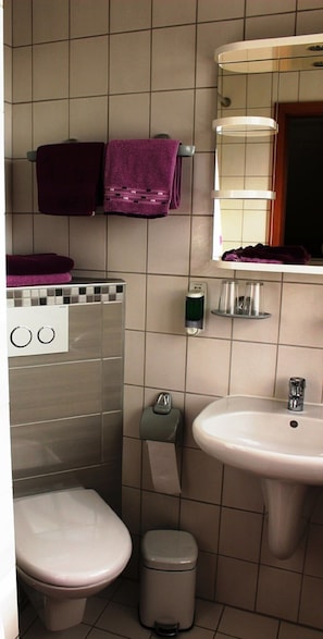 Quarto quádruplo, várias camas, para não fumantes | Banheiro | Chuveiro, secador de cabelo, toalhas de banho