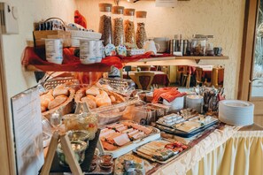 Breakfast buffet - Gästehaus Rösch (Wiesent)