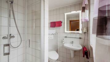 Quadruple Room, Multiple Beds, Non Smoking | Hypo-allergenic bedding, desk, blackout curtains, free WiFi