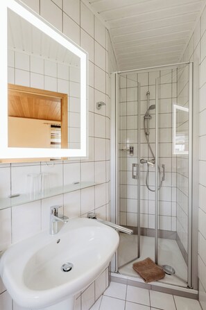 Double Room, 1 Double Bed, Non Smoking | Bathroom | Shower, hair dryer, towels - Gästehaus Rösch (Wiesent)