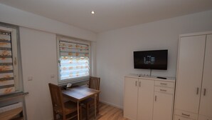 公寓, 2 間臥室, 共用浴室 (incl. cleaning fee EUR 50 per stay) | 起居區 | LED 液晶電視