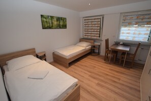 Appartement, 2 chambres, salle de bains commune (incl. cleaning fee EUR 50 per stay) | Bureau, Wi-Fi gratuit, draps fournis