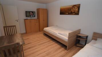 Apartment, 2 Bedrooms, Shared Bathroom (incl. cleaning fee EUR 50 per stay) | Desk, free WiFi, bed sheets
