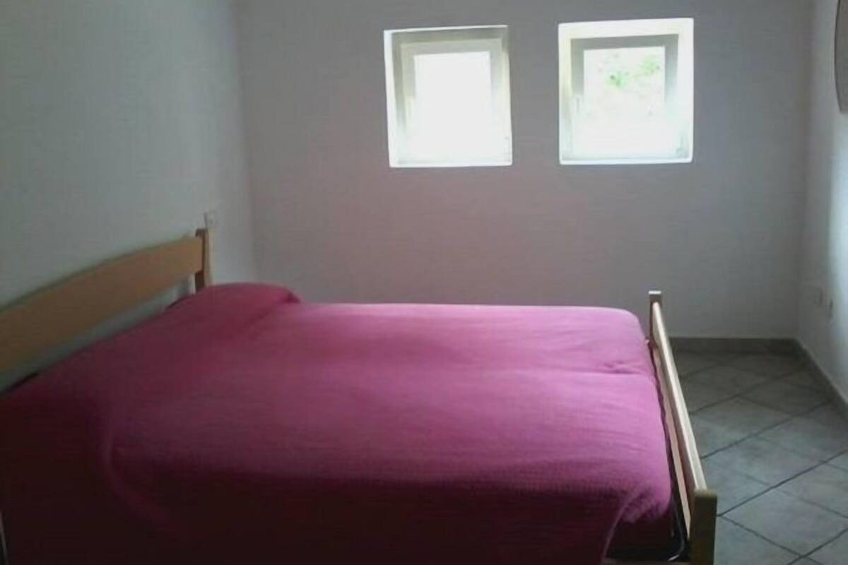 Habitación con 1 cama matrimonial o 2 individuales, para no fumadores, baño compartido | Escritorio