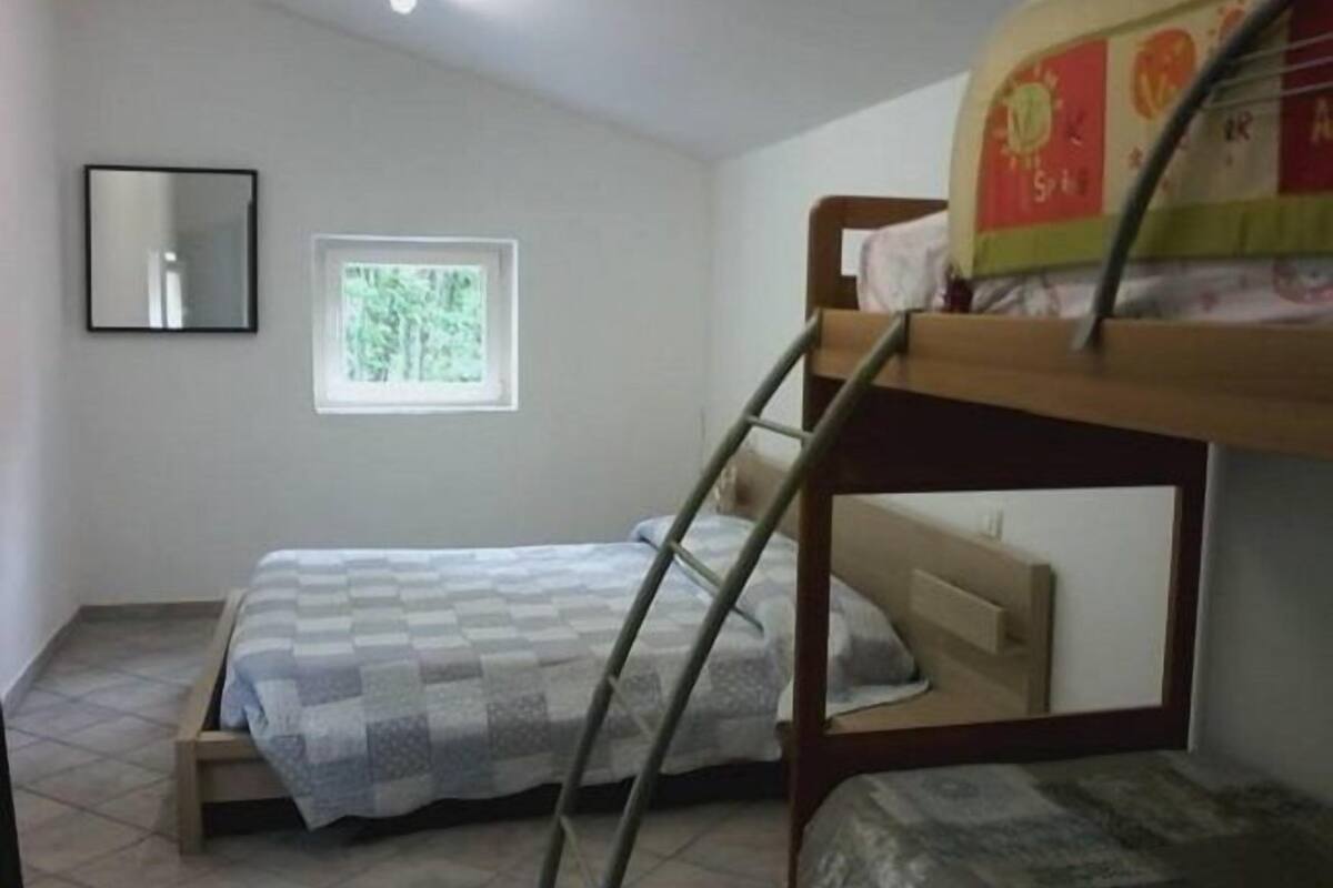 Habitación cuádruple, varias camas, para no fumadores, baño compartido | Escritorio