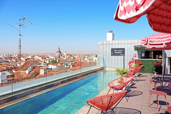 Indoor pool, seasonal outdoor pool, pool loungers