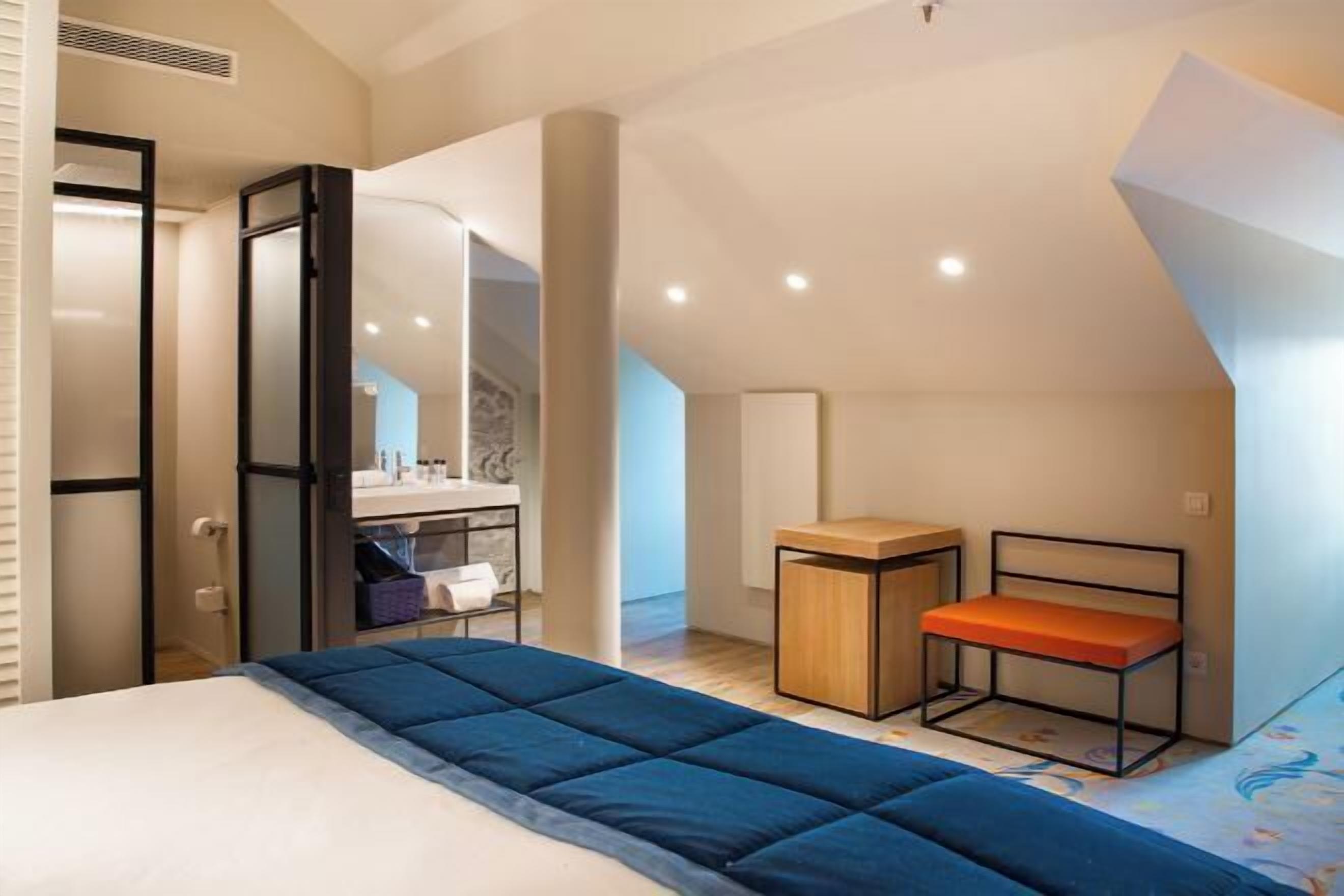 Minibar, in-room safe, desk, laptop workspace