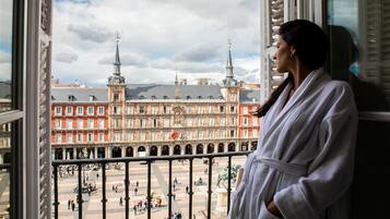 Superior Room (Plaza Mayor) | Minibar, in-room safe, desk, laptop workspace