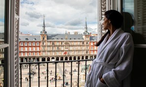 Rom – superior (Plaza Mayor) | Minibar, safe på rommet, skrivebord og skrivebord for bærbar PC