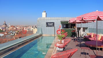 Una piscina techada, una piscina al aire libre de temporada