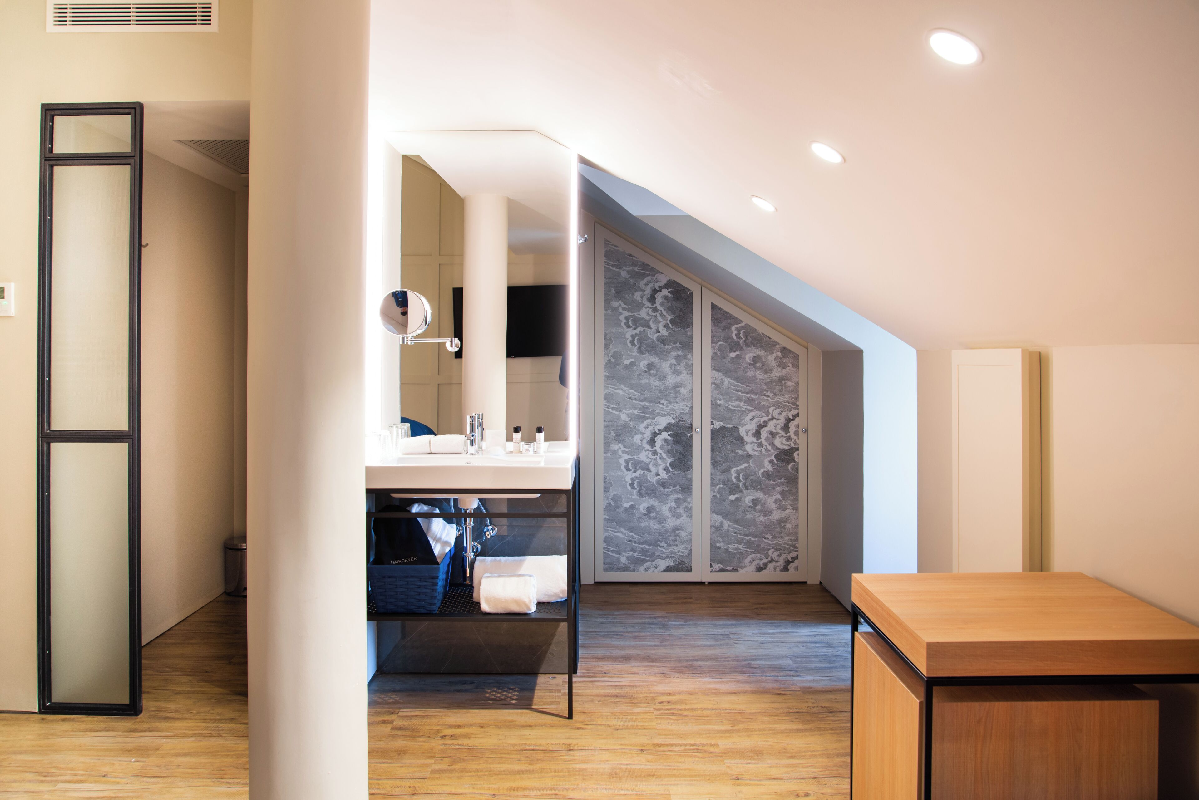 Artículos de tocador de diseñador, secador de pelo, batas, pantuflas