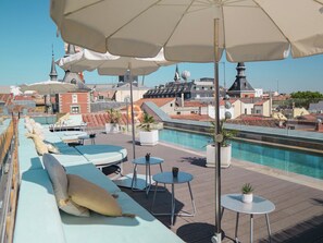 Indoor pool, seasonal outdoor pool, pool loungers
