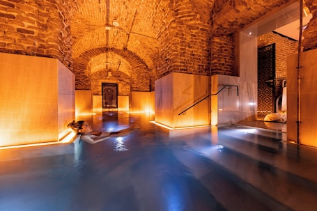 Couples treatment rooms, sauna, body treatments, aromatherapy