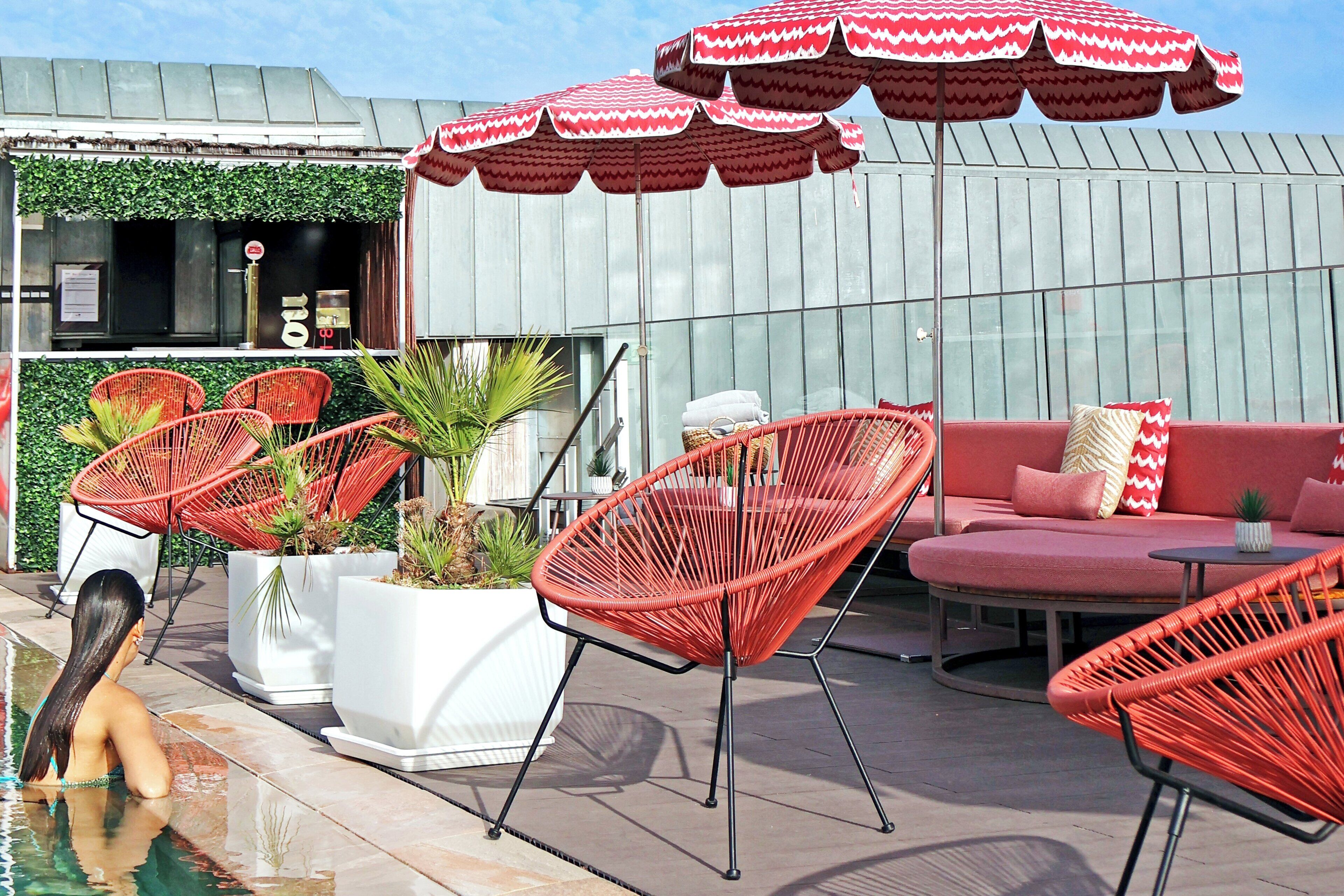 Een binnenzwembad, een seizoensgebonden buitenzwembad en ligstoelen