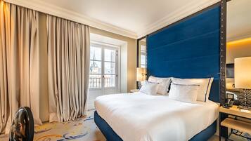 Deluxe Plaza Mayor | Minibar, in-room safe, desk, laptop workspace