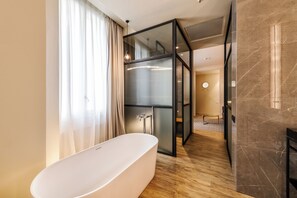 Suite | Bagno | Set di cortesia firmato, asciugacapelli, accappatoio, pantofole