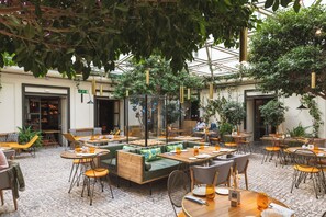 Lunsj og middag serveres