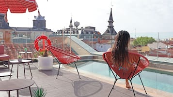 Alberca techada, alberca al aire libre por temporada y camastros