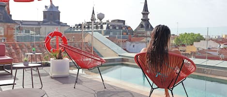 Indoor pool, seasonal outdoor pool, pool loungers