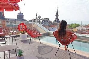 Innendørsbasseng, sesongbasert utendørsbasseng og solsenger