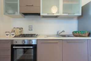 Apartment, 1 Bedroom | Private kitchen | Full-size fridge, microwave, oven, stovetop - Appartamento 5th Floor (Cagliari)