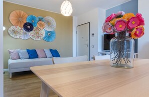 1 chambre, fer et planche à repasser, lits bébé (gratuits)