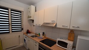 アパートメント 3 ベッドルーム 共用バスルーム (incl. cleaning fee EUR 50 per stay) | 専用簡易キッチン | 冷蔵庫、コンロ、調理器具と食器
