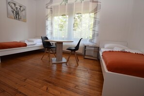 Escritorio, wifi gratis y ropa de cama 