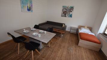 Apartment, 3 Bedrooms, Shared Bathroom (incl. cleaning fee EUR 50 per stay) | Desk, free WiFi, bed sheets