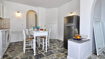 Lemari es besar, oven, kompor, dan mesin pembuat kopi/teh