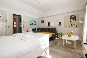 ดีไซน์สตูดิโอ, เตียงใหญ่ 1 เตียง, ห้องครัวขนาดเล็ก, วิวเมือง | บริเวณนั่งเล่น | ทีวีจอแบน