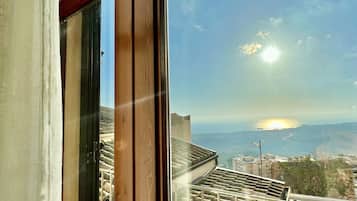 Doppia Deluxe, 1 camera da letto, vista mare, piano elevato | Lenzuola Frette, biancheria da letto di alta qualità, minibar