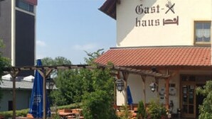 A building with a sign reading "Gasthaus Haus". - Gasthof Frankenstuben (Ebern)