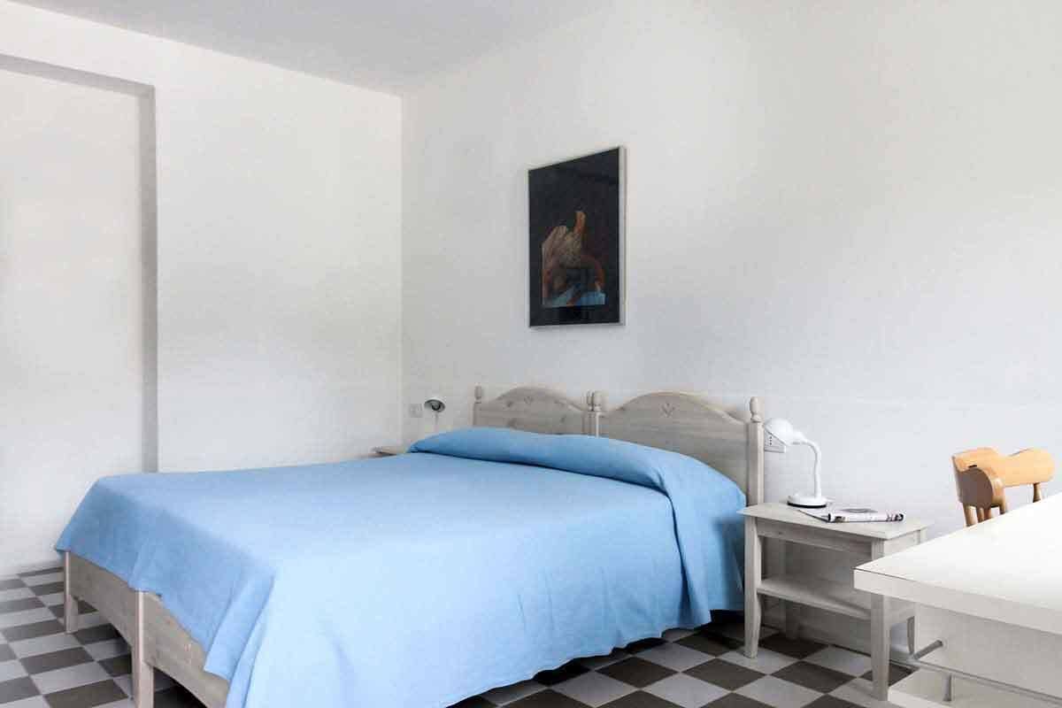 Quarto triplo básico | Escrivaninha, cortinas blackout, quartos à prova de som