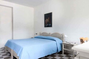 Quarto triplo básico | Escrivaninha, cortinas blackout, quartos à prova de som