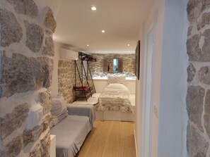 1 bedroom, free WiFi, bed sheets - Homey 1-BR Apt (Split)
