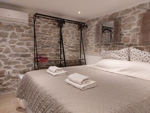 1 bedroom, free WiFi, bed sheets - Homey 1-BR Apt (Split)