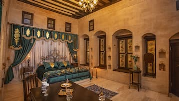 Habitación Royal | Ropa de cama de alta calidad y minibar con artículos gratuitos