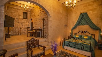 Deluxe Suite | Premium bedding, free minibar, individually decorated