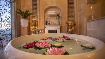 Habitación Royal | Baño | Artículos de higiene personal de diseño, secador de pelo y albornoces